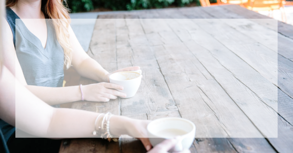 コーヒーを飲む女性2人